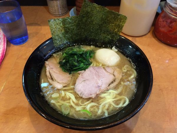 「ラーメン並(味玉) 固濃」@横浜らーめん 寿三家の写真