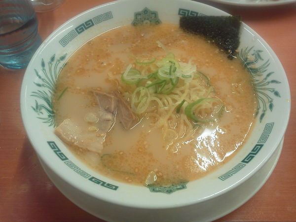 「とんこつラーメン 420円」@日高屋 西武新宿前北店の写真