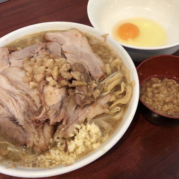 「豚ラーメン（ニンニク少なめ，アブラ）＋生玉子」@俺の生きる道 つくば店の写真