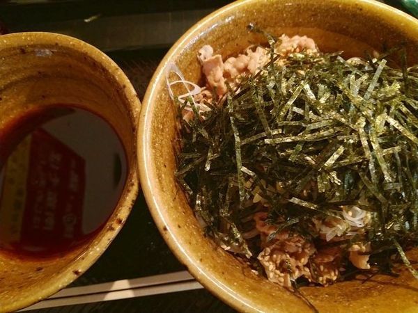 「肉そば(中盛)」@なぜ蕎麦にラー油を入れるのか。 代々木店の写真