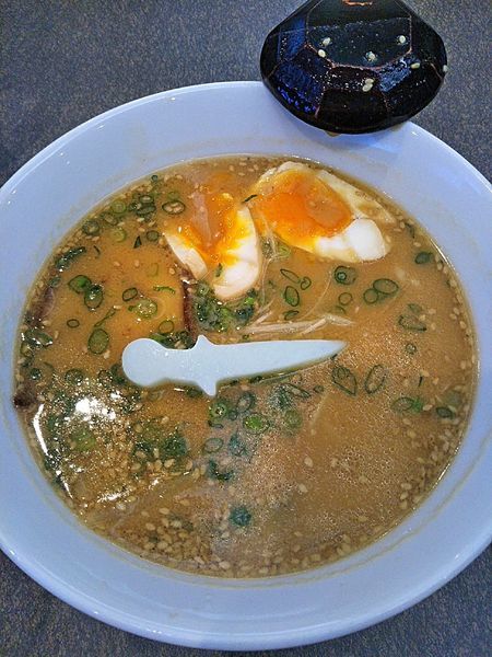 「スサノオラーメン 880円」@出雲の國 麺家 出雲縁結び空港店の写真