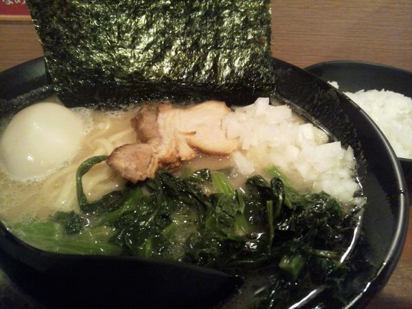 「塩豚骨ラーメン（玉葱入り）+味玉+サービスライス」@横浜家系らーめん 極楽家の写真