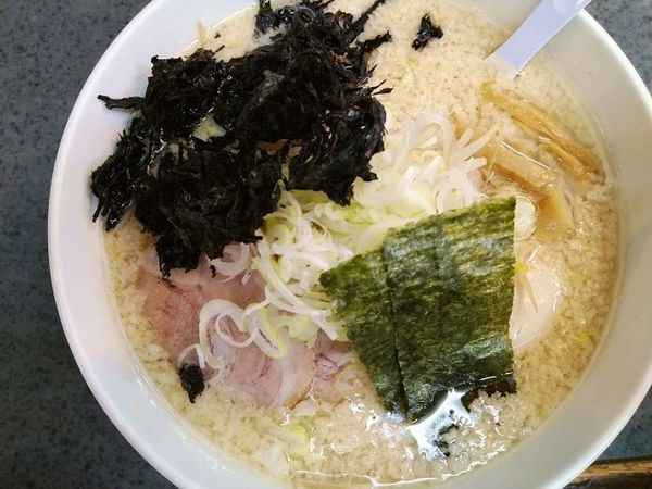 「ハッスル岩のりラーメン（背脂超ハッスル）＋味付玉子（固ゆで）」@ハッスルラーメンホンマ 亀戸本店の写真