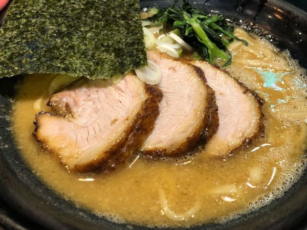 「半チャーシュー（バラ） 中盛 ほうれん草増し」@しょうゆのおがわや 北野店の写真