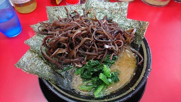 「ラーメン680円+キクラゲ80円+のり100円」@家系ラーメン 王道家の写真