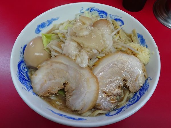 「豚玉ラーメン大盛（900円）ニンニクアブラ」@モッコリ豚の写真