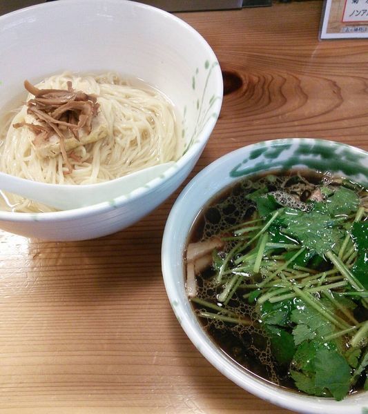 「【限定】梅酢と三つ葉と生姜節の醤油つけ麺　９１０円」@ロ麺ズの写真