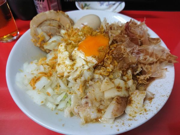 「カレー汁なし850円(ニンニク・アブラ・タマネギ・エビマヨ)」@びんびん豚の写真