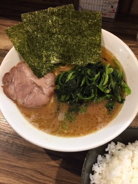 「ラーメン（並・ヤワ）680円　＋ほうれん草80円」@横浜家系らーめん 五丁目ハウスの写真