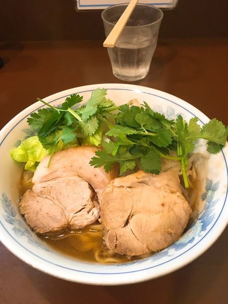 「らーめん麺少なめ＋パクチー」@らーめん陸の写真
