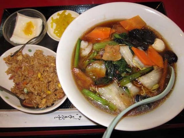「五目湯麺＋小チャーハンのセット　650円（ランチ）」@花彫酒家の写真
