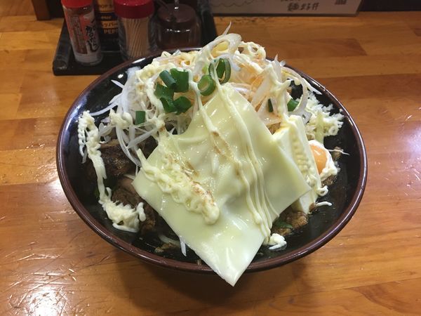 「味噌まぜそば（中盛・チーズ・チャーシュー・バター・ネギ）」@自家製中華そば 麺 まる井の写真