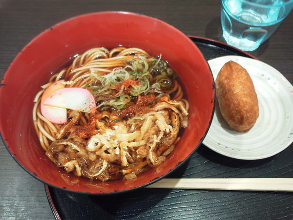 「そば330+いなり80＝410円」@壷屋 豊橋駅店の写真