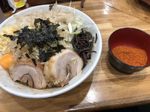 「まぜそば（豚1枚追加）」@デカ盛り戦隊 豚レンジャーの写真