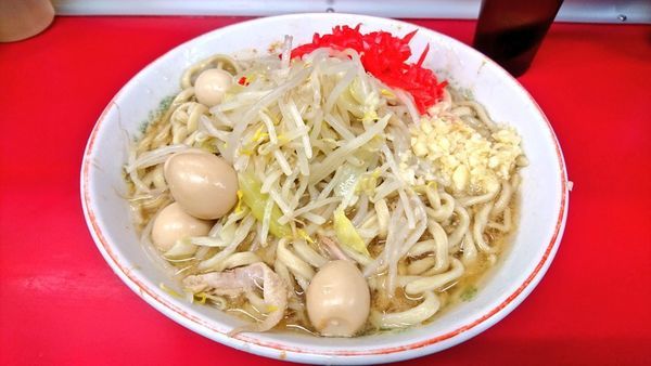 「らーめん(麺硬め少なめ･ニンニク･ヤサイ少･紅生姜)+うずら」@ラーメン二郎 湘南藤沢店の写真