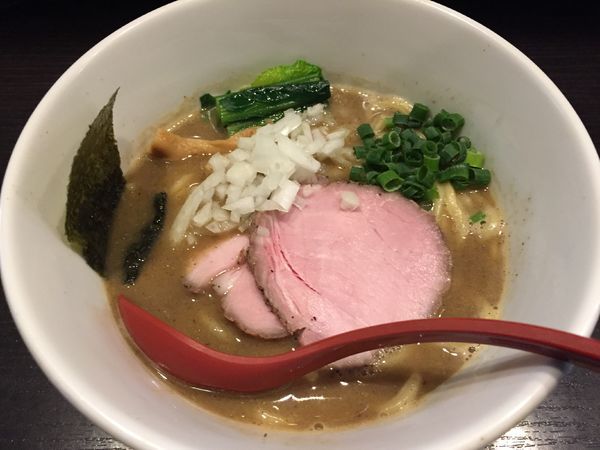 「煮干豚骨ラーメン（770円）」@麺処 夏海の写真