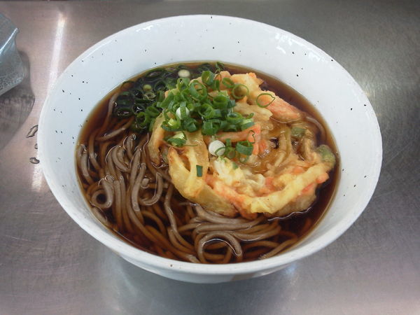 「かき揚げそば 380円」@富士見そば 上りホーム店の写真