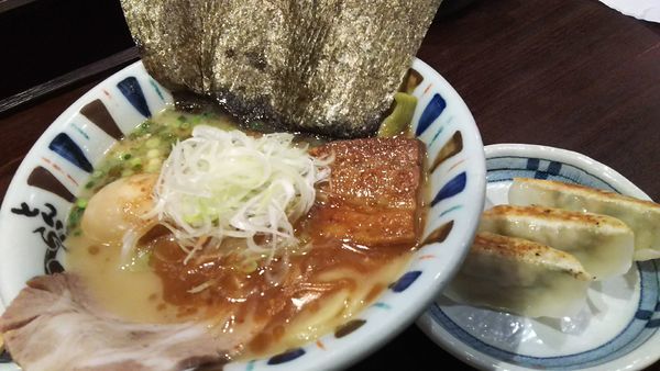 「七志ラーメン 全部のせ ￥1080+餃子3ｹ(ｻｰﾋﾞｽ)」@七志 とんこつ編 青葉台店の写真