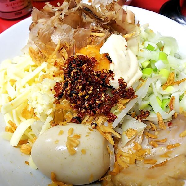 「汁なし（麺少なめ・辛味・エビマヨ）＋チーズ」@びんびん豚の写真