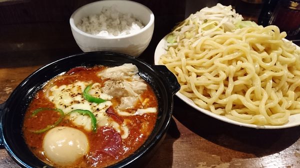 「限定/ぴざ～らつけそば+特盛り+特製+小ライス」@麺 池谷精肉店の写真