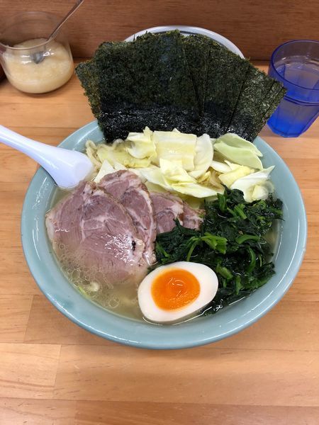 「塩チャーシュー中盛 海苔ほうれん草 濃いめ硬め油少し多め」@捲り家の写真