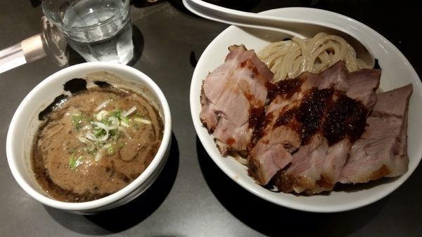 「濃厚黒つけめん大　厚切りポーク」@麺屋武蔵 武骨相傳の写真