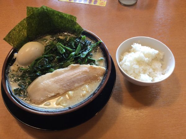 「豚骨醤油ラーメン+味玉+ほうれん草」@横浜家系ラーメン 一門家 フジグラン重信店の写真