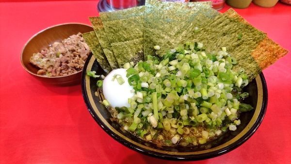 「らーめん(麺硬･味濃)+白玉･万能ねぎ･海苔･叉焼まぶし」@家系総本山 ラーメン吉村家の写真