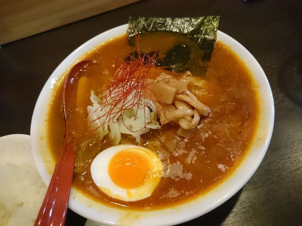 「煮干カレーオロチョン 辛 800円」@麺屋 成天の写真