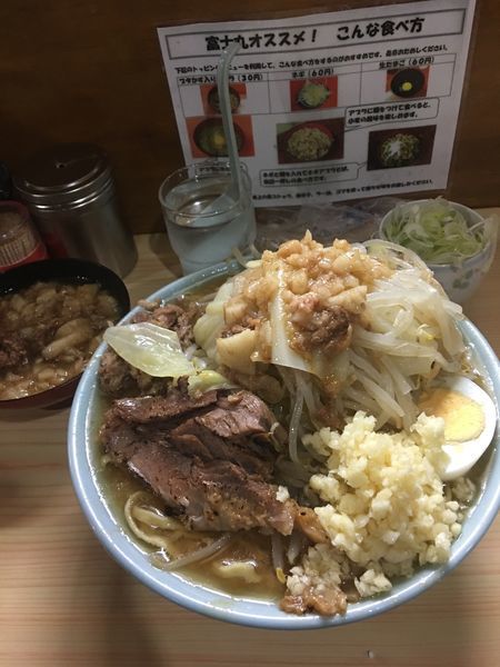 「富士丸ラーメン野菜ちょい増し大蒜多め豚炙り、豚入りアブラ、ねぎ」@ラーメン富士丸 明治通り都電梶原店の写真