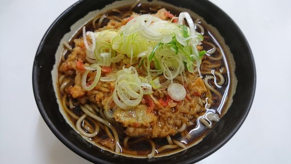 「かき揚げ蕎麦、大盛、鮭おにぎり」@深大寺門前そばの写真
