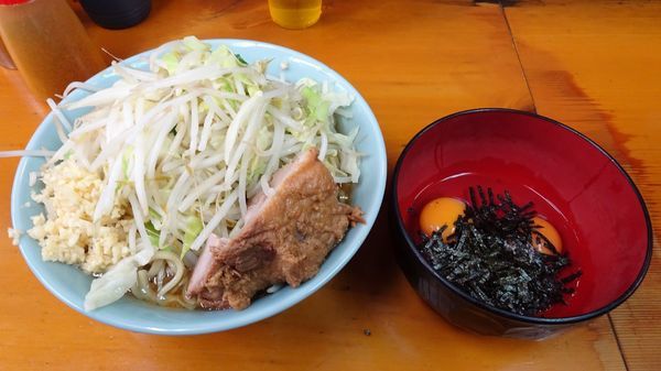 「ラーメン（700円）＋生とじ玉子（100円）ニンニク」@ラーメン二郎 新橋店の写真