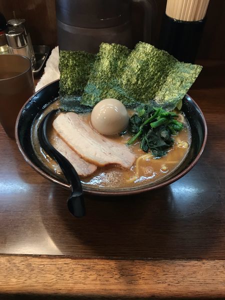 「中盛りチャーシュー増し味玉 かため」@ラーメン 大山家 昭島店の写真