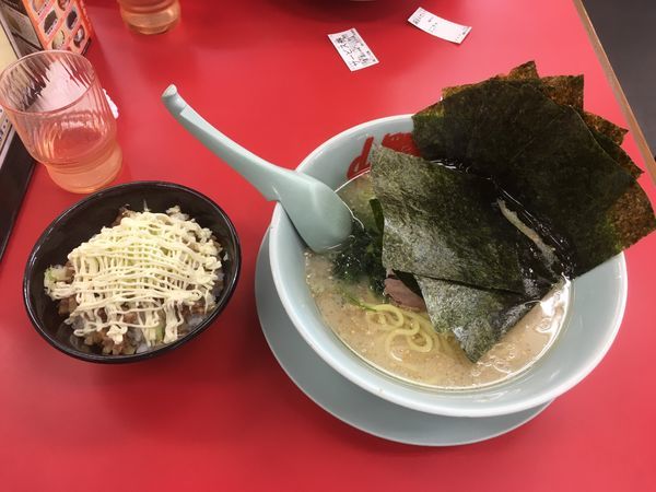 「ラーメン（塩、固め、脂多め）＋ネギマヨチャーシュー丼」@山岡家 フォレスト河口湖店の写真
