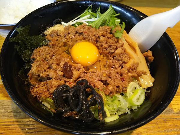 「【限定】黒麺まぜそば＋追い飯　（麺大盛：無料）」@らーめん道 黒こくやの写真