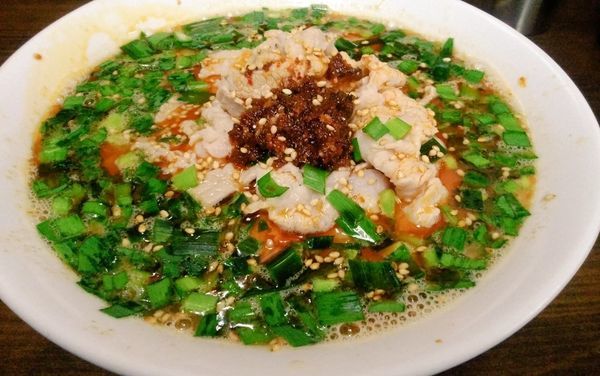 「豚しゃぶニラのピリ辛ラーメン」@九州大分ラーメン 麺恋亭 中華街店の写真