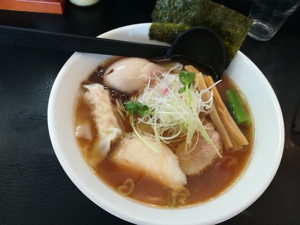 「4/7特製醤油らーめん大盛り950円中太麺」@麺や はまじの写真