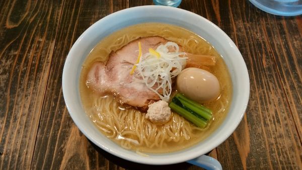 「鶏だし塩らーめん＋味玉」@らーめん 二代目吉田商店の写真