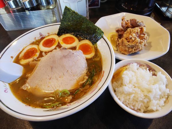 「ハルピンラーメン＋唐揚げセット玉子２」@ハルピンラーメン 塩尻広丘駅前店の写真