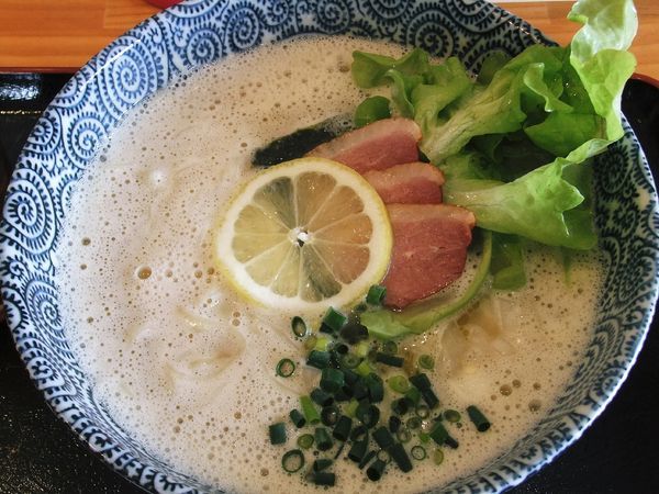 「鶏そば～鴨スモーク添え～（900円）」@朝日屋の写真