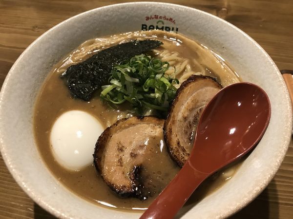 「醤油らぁめん ちょいのせトッピング」@みんなのらぁめんバンブーの写真