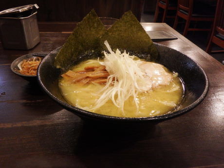 「塩とん」@とんこつらーめん とんとことん 日野店の写真