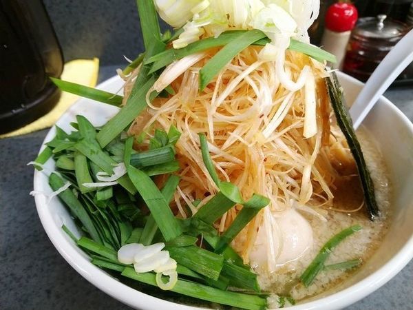 「ハッスルネギラーメン（背脂ハッスル）＋生ニラ＋味玉（固ゆで）」@ハッスルラーメンホンマ 亀戸本店の写真