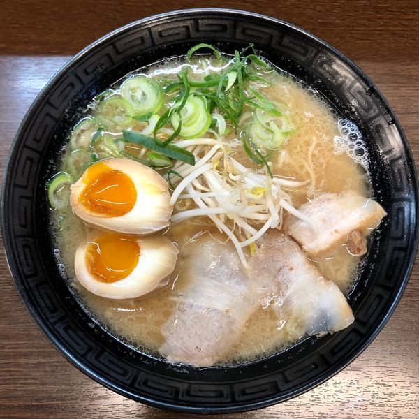 「ラーメン (600円) 煮卵 (100円)」@ラーメン ぐっちの写真