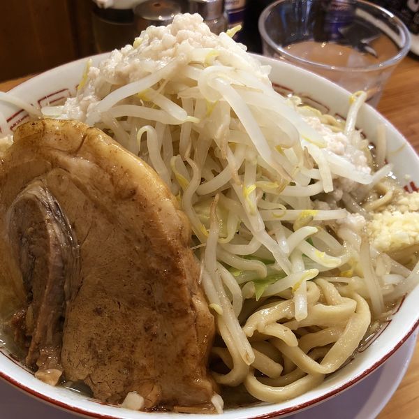 「ラーメン（ニンニク少なめ，野菜・アブラ増し）龍介コラボ麺仕様」@麺や 豚八の写真