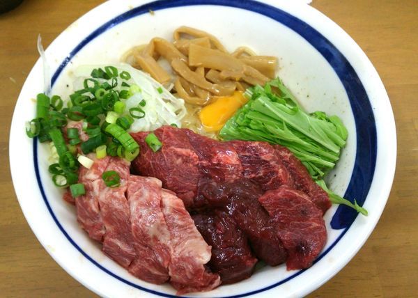 「【限定卯月】馬刺し和え蕎麦S馬厚切りW＋霜肉差し替え」@MENYA 食い味の道有楽の写真