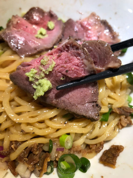 「【3月限定】牛&beefまぜそば (本わさび添え)」@らぁ麺屋 つなぎの写真