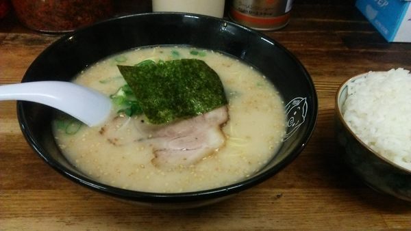 「博多ラーメン 600円 ＋ 半ライス 150円」@博多ラーメン 長浜や 日暮里店の写真