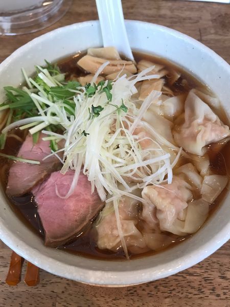 「鳥取県産大山鶏のわんたんめん（醤油・大盛）」@らーめんshigetomiの写真