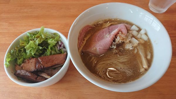 「煮干しらーめん 700円 + ミニチャーシュー丼 200円」@らーめん コッコの写真